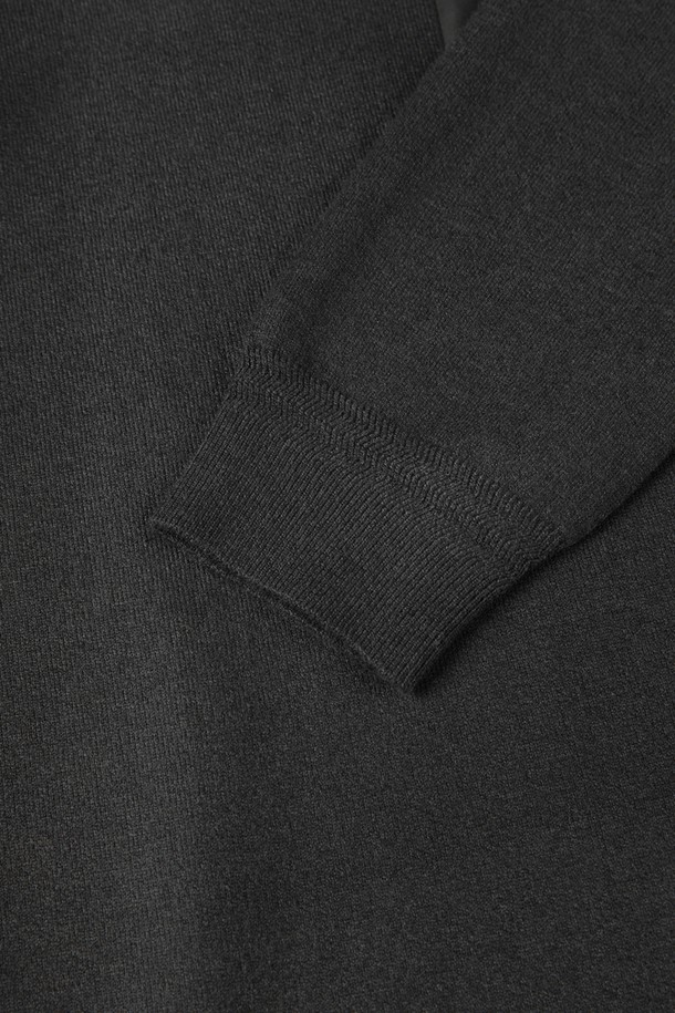 슬림핏 소프트 포켓 니트 M-QNIT62는 가을, 겨울 시즌에 어울리는 공용 니트/스웨터입니다. 부드러운 촉감의 니트 소재로 제작되었으며, 라운드넥과 긴소매 디자인으로 베이직하고 미니멀한 스타일을 연출합니다. 얇은 두께감으로 편안하게 착용 가능하며, 포켓 디테일이 돋보입니다. 출근룩과 비즈니스 캐주얼에 활용하기 좋으며, 미니멀, 클래식, 캐주얼 등 다양한 스타일을 소화할 수 있습니다.
