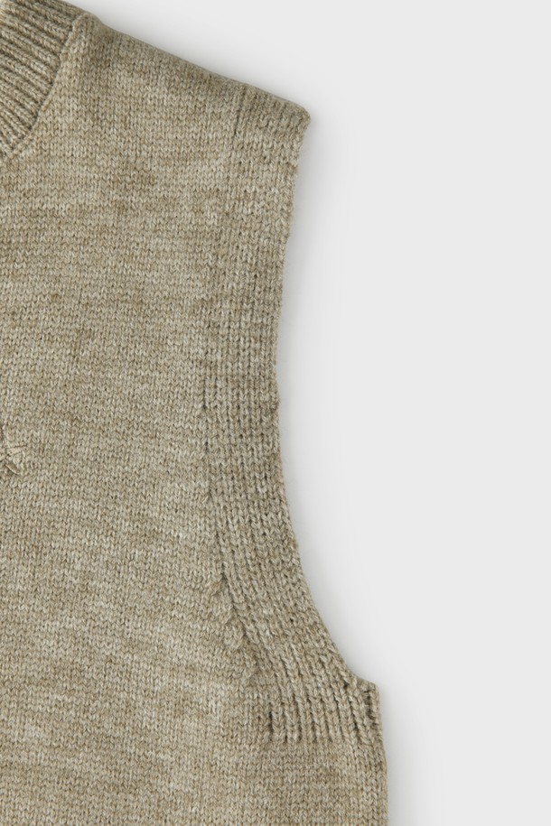 멜란지 오픈형 카라 베스트 M-QNIT63은 부드러운 촉감의 니트 소재로 제작된 여성 베스트입니다. 얇은 두께감과 민소매 디자인으로 봄, 가을 간절기에 활용하기 좋으며, 오픈형 카라 디테일이 세련된 느낌을 더합니다. 레귤러핏으로 편안하게 착용 가능하며, 베이직하고 미니멀한 스타일로 다양한 룩에 매치하기 용이합니다. 데이트룩, 모임룩 등 TPO에 맞춰 미니멀, 클래식, 캐주얼 스타일을 연출해보세요. 멜란지 그레이 컬러에 골지 디테일이 더해져 은은한 포인트를 줍니다.
