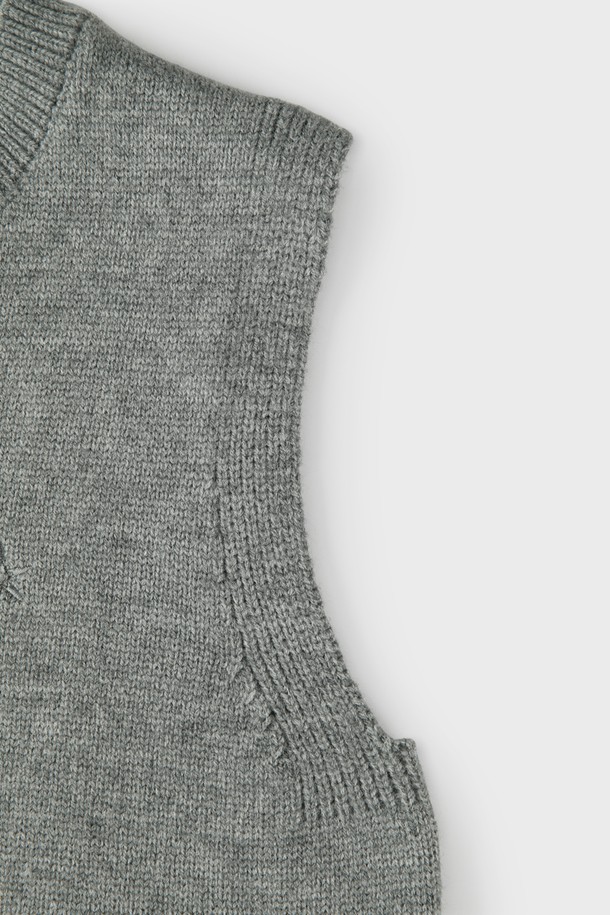 멜란지 오픈형 카라 베스트 M-QNIT63은 여성용 베스트로, 봄, 가을에 착용하기 좋은 크롭 기장의 니트입니다. 부드러운 촉감의 멜란지 소재로 제작되었으며, 미니멀하고 베이직한 스타일을 연출합니다. 오픈형 카라 디자인과 민소매 형태로, 다양한 룩에 레이어드하여 활용하기 좋습니다. 레귤러핏으로 편안하게 착용 가능하며, 일상에서 캐주얼하게 즐기기 좋은 아이템입니다. 그레이 컬러로 어떤 옷에도 쉽게 매치할 수 있습니다.
