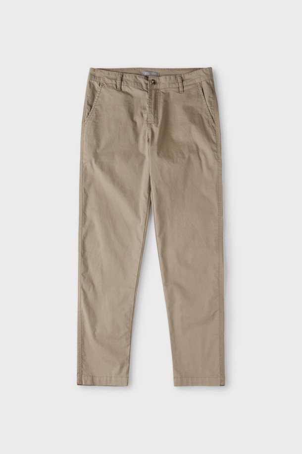 남성용 레귤러슬림핏 코튼 팬츠 M-QCPT08입니다. 베이직하고 캐주얼한 스타일로, 데이트룩, 출근룩 등 다양한 TPO에 활용하기 좋습니다. 면, 폴리아미드, 스판 혼방의 가볍고 단단한 촉감으로, 여름, 간절기, 겨울까지 폭넓게 착용 가능합니다. 레귤러핏과 슬림핏의 장점을 살린 레귤러슬림핏으로, 이태리 자수 디테일과 앞뒤 포켓 구성, 뒷주머니 봉제 제거 가능, 신축성 좋은 소재로 편안함까지 더했습니다. 화이트, 그레이, 베이지 세 가지 컬러로 출시되어, 미니멀, 클래식한 스타일을 연출할 수 있습니다.
