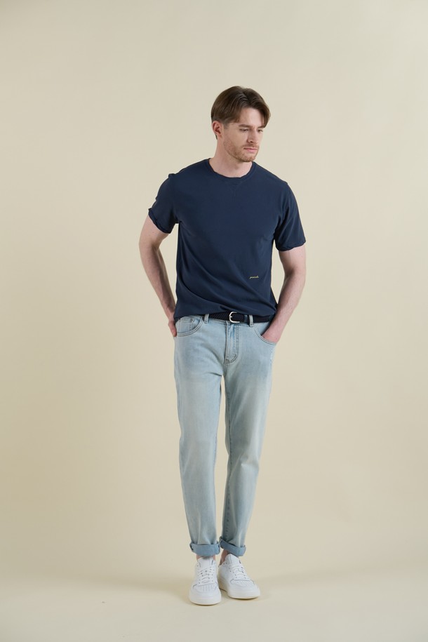 블루 라이트워시 데님 진 M-QJEAN05는 면, 폴리에스테르, 스판덱스 혼방 소재로 제작되어 부드러운 촉감과 편안한 착용감을 선사합니다. 슬림핏 또는 스트레이트 핏의 레귤러핏으로 출시되어 캐주얼하고 베이직한 스타일을 연출하며, 5포켓 디자인과 디스트레스드 디테일이 특징입니다. 데님 특유의 라이트워시 가공으로 시원한 느낌을 주어 여름, 간절기, 겨울까지 폭넓게 활용할 수 있습니다.
