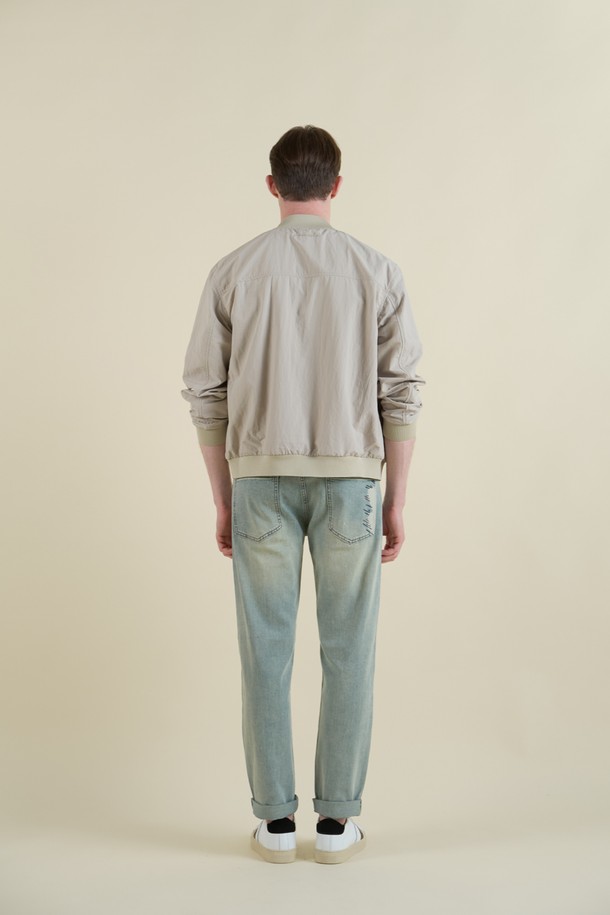 가볍고 부드러운 폴리에스터 소재의 라이트웨이트 블루종 점퍼입니다. 베이지 색상으로 어떤 옷에도 잘 어울리며, 간절기부터 겨울까지 활용 가능한 실용적인 아이템입니다. 베이직한 디자인에 베이스볼 카라, 측면 포켓, 골지 마감 디테일이 더해져 편안하면서도 스타일리시한 연출이 가능합니다.
