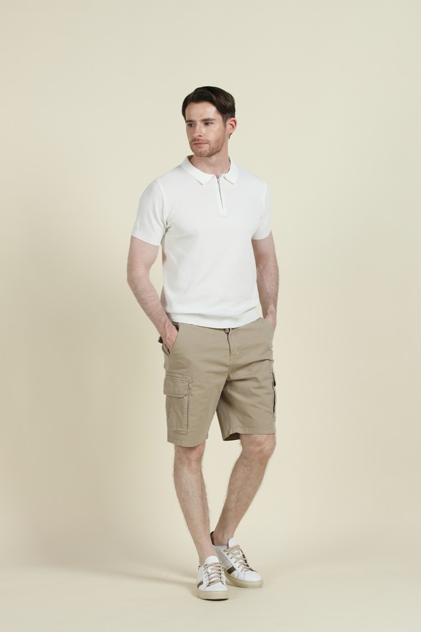 **반소매 집업 폴로 니트 M-QNIT10**

베이직하고 클래식한 스타일의 남성 반소매 집업 폴로 니트입니다. 가볍고 신축성이 좋은 비스코스, 폴리에스터 혼방 소재로 제작되어 여름과 간절기에 착용하기 좋습니다. 슬림핏으로 디자인되었으며, 부드러운 촉감과 골지 패턴이 특징입니다. 데이트룩, 비즈니스 캐주얼 등 다양한 TPO에 활용 가능하며, 단독 또는 이너 니트로도 활용할 수 있습니다. 카키, 베이지, 아이보리 세 가지 색상으로 출시되었습니다.
