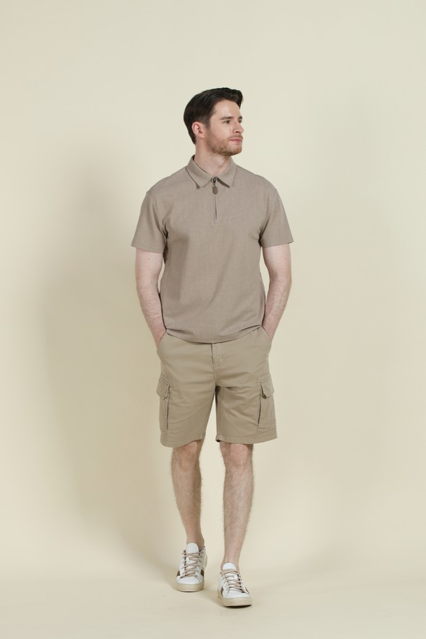 베이직하고 캐주얼한 스타일의 남성용 반집업 폴로 티셔츠 M-QTEE19입니다. 부드러운 촉감의 면, 폴리에스터, 스판 혼방 소재로 제작되어 여름과 간절기에 시원하고 편안하게 착용 가능합니다. 클래식한 카라 디자인과 뒷면 로고 프린팅이 돋보이며, 레귤러핏으로 제작되어 어떤 스타일에도 잘 어울립니다. 데이트룩, 카페룩 등 다양한 TPO에 활용할 수 있으며, 신축성이 좋아 활동성이 뛰어나고 몸에 달라붙지 않아 쾌적한 착용감을 선사합니다.
