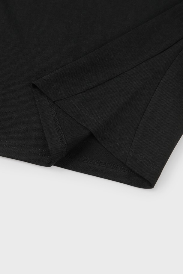 "엠-큐티이19" 반집업 폴로 티셔츠는 베이지, 블루, 화이트, 카키, 차콜 5가지 다채로운 색상으로 출시되어 있습니다. 면, 폴리에스터, 스판 혼방 소재로 제작되어 부드러운 촉감과 신축성을 자랑합니다. 클래식한 카라 디자인과 반집업 스타일로 세련된 분위기를 연출하며, 일상에서 데이트룩, 카페룩 등 다양한 TPO에 활용하기 좋습니다. 로고 프린트가 돋보이는 베이직한 디자인에 뒷면에도 로고를 넣어 포인트를 더했습니다. 레귤러핏으로 몸에 달라붙지 않아 편안하게 착용할 수 있습니다.
