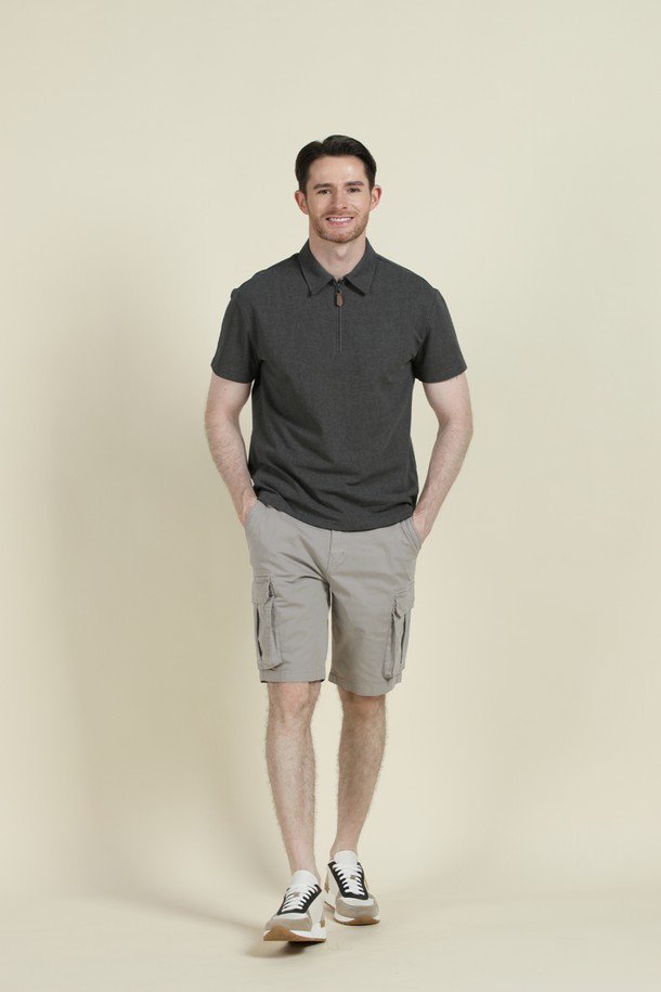 **반집업 폴로 티셔츠 M-QTEE19**

베이지, 블루, 화이트, 카키, 차콜 등 다채로운 컬러로 출시된 반집업 폴로 티셔츠입니다. 면, 폴리에스터, 스판 혼방 소재로 제작되어 부드러운 촉감과 편안한 착용감을 선사하며, 신축성 있는 소재로 활동성을 높였습니다. 레귤러핏에 반소매 디자인으로, 일상, 데이트, 동네 마실, 카페 등 다양한 TPO에 활용하기 좋습니다. 베이직하고 클래식한 스타일로, 미니멀, 캐주얼 룩을 즐겨 입는 분들께 추천합니다. 뒷면 로고 프린팅으로 포인트를 더했습니다.
