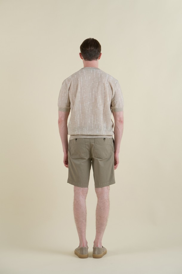 부드러운 면과 엘라스테인 혼방 소재의 남성용 드로우스트링 버뮤다 쇼츠입니다. 캐주얼한 무드의 베이직 디자인으로, 그레이와 카키브라운 두 가지 색상으로 출시되었습니다. 허리 부분 드로우스트링과 무릎 위 기장감, 앞뒤 포켓 디테일로 편안함과 실용성을 더했습니다.
