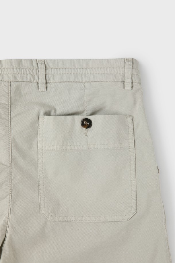 드로우스트링으로 편안하게 조절 가능한 그레이 컬러의 드로우스트링 버뮤다 쇼츠입니다. 면 97%와 엘라스테인 3% 혼방 소재로 제작되어 부드러운 촉감과 슬림핏, 레귤러핏 모두 연출 가능하며 캐주얼하고 베이직한 스타일을 완성합니다. 앞뒤 포켓 구성으로 실용성을 더했으며, 여름, 간절기, 겨울 데일리룩으로 활용하기 좋습니다.
