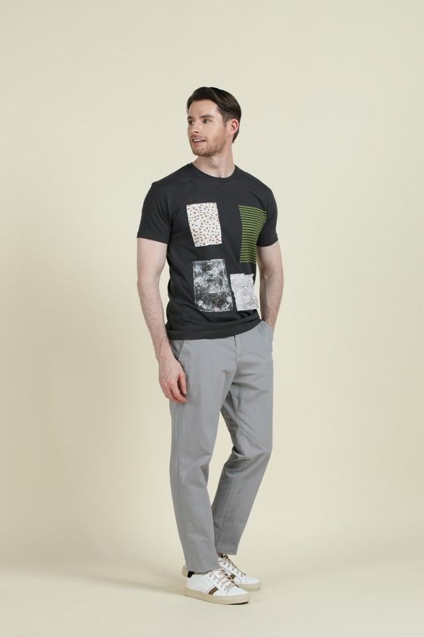 패치워크 코튼 티셔츠 F-QTEE03은 남성을 위한 캐주얼 스타일의 반소매 티셔츠입니다. 차콜과 화이트 두 가지 색상으로 제공되며, 부드러운 면 소재에 신축성을 더해 편안한 착용감을 선사합니다. 다채로운 패턴과 컬러의 패치워크 디자인과 단정한 라운드넥으로 제작되어 다양한 하의와 멋스럽게 매치할 수 있습니다.
