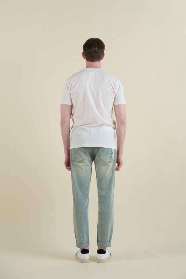 패치워크 코튼 티셔츠 F-QTEE03은 화이트와 차콜 두 가지 색상으로 출시된 남성용 반소매 티셔츠입니다. 부드러운 면 소재로 제작되어 편안한 착용감을 선사하며, 신축성이 있어 활동성을 높였습니다. 다채로운 패턴과 컬러의 패치워크 디자인, 슬림핏, 라운드넥으로 캐주얼한 스타일을 연출하며, 데일리룩으로 활용하기 좋습니다.
