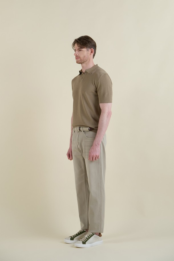 **헤링본 반소매 폴로 니트 F-QNIT01**은 부드러운 면 소재로 제작되어 편안한 착용감을 선사하며, 여름과 간절기에 활용하기 좋은 얇은 두께의 슬림핏 반소매 폴로 니트입니다. 네이비와 사비아 두 가지 색상으로 출시되었으며, 헤링본 패턴과 소매 및 밑단 시보리 & 데끼 마감 디테일이 클래식하면서도 캐주얼한 스타일을 연출합니다. 통기성이 뛰어나 단독으로 착용하거나 아우터 속 이너 니트로 활용하여 다양한 연출이 가능합니다.
