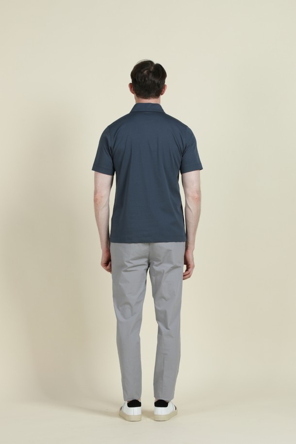 쿨에버 조니 칼라 폴로 셔츠 D-QTEE20는 여름, 간절기, 겨울까지 활용 가능한 베이직 스타일의 반소매 폴로 셔츠입니다. COOLEVER 기능성 원단을 사용하여 흡습, 속건, 통기, 경량 기능을 갖췄으며, 부드러운 촉감과 무지 디자인으로 편안한 착용감을 선사합니다. 슬림핏, 레귤러핏, 오버핏으로 다양한 핏을 선택할 수 있으며, 조니칼라 네크라인과 로고 자수 디테일이 돋보이는 제품입니다.
