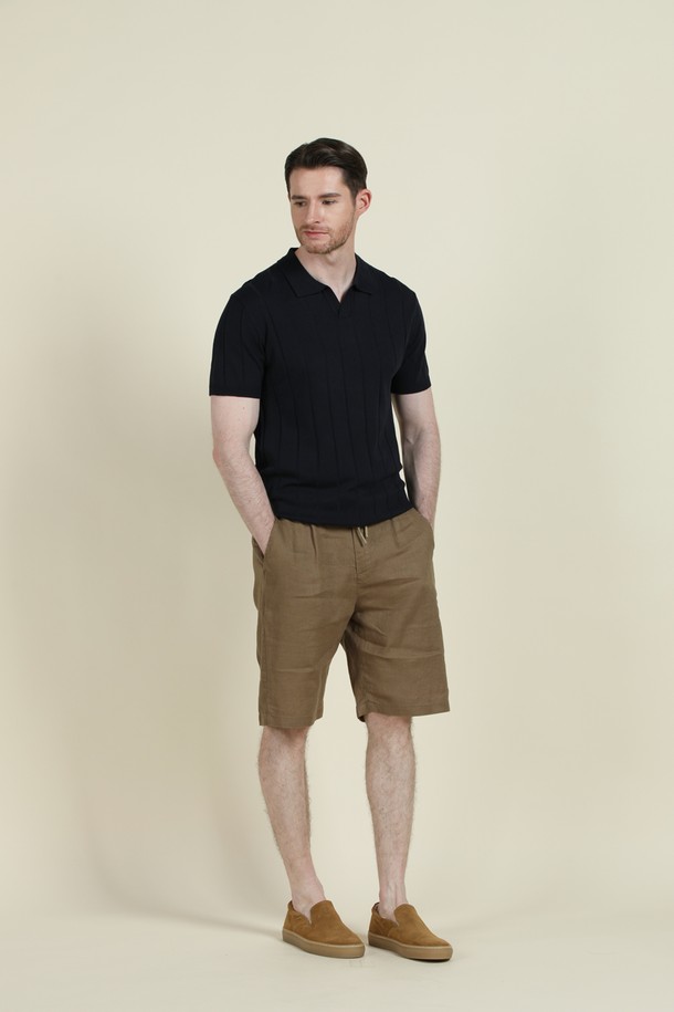 스트라이프 조니 칼라 폴로 니트 M-QNIT09는 여름, 간절기에 착용하기 좋은 남성용 반소매 니트입니다. 부드러운 촉감의 비스코스, 폴리에스터 혼방 소재로 제작되었으며, 슬림핏 디자인에 얇은 두께감으로 시원하게 착용 가능합니다. 베이직하고 캐주얼한 스타일로 데이트룩, 여행룩 등 다양한 TPO에 활용할 수 있으며, 스트라이프 패턴과 조니 칼라, 골지 마감 디테일이 특징입니다. 신축성이 뛰어나 편안하며, 버튼 없는 디자인으로 깔끔한 느낌을 줍니다. 화이트, 네이비 두 가지 컬러로 출시되었습니다.
