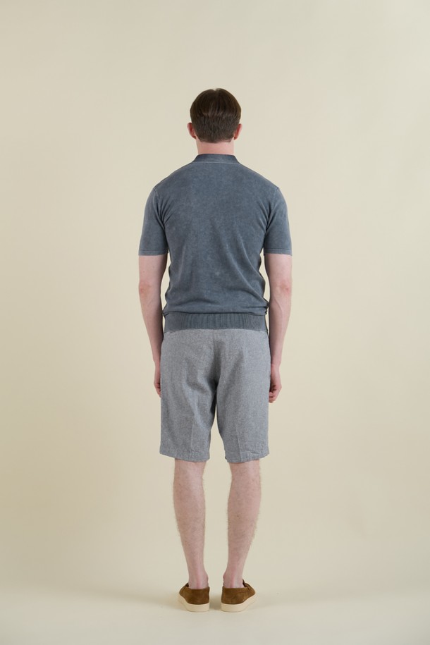 빈티지 워싱 폴로 니트 M-QNIT07은 남성용 상의로, 여름과 간절기에 적합한 슬림핏 반소매 니트입니다. 부드러운 면 소재로 제작되어 가볍고 쾌적한 착용감을 선사하며, 빈티지한 워싱 처리로 클래식, 캐주얼, 미니멀 스타일을 모두 아우릅니다. 폴로넥과 3버튼 디자인이 특징이며, 데이트룩, 카페룩 등 다양한 TPO에 활용 가능합니다. 그레이, 블루 두 가지 색상으로 제공되며, 데님 팬츠나 리넨 소재와 매치하여 멋스러운 스타일을 연출할 수 있습니다. 신축성이 좋아 활동성이 뛰어나며, 골지 패턴으로 포인트를 더했습니다.
