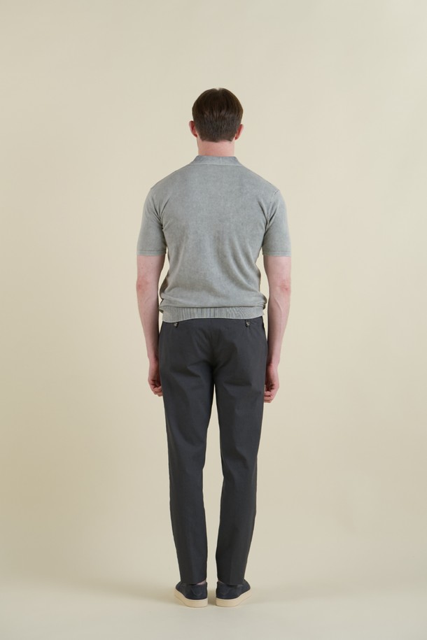 **빈티지 워싱 폴로 니트 M-QNIT07**

부드러운 면 소재로 제작되어 편안한 착용감을 선사하는 빈티지 워싱 폴로 니트입니다. 슬림핏 디자인과 반소매 기장으로 시원하고 세련된 느낌을 줍니다. 그레이, 블루 두 가지 색상으로 출시되어 데이트룩, 카페룩 등 다양한 스타일 연출에 용이합니다. 얇은 두께감과 신축성 좋은 소재로 여름, 간절기에 활용하기 좋으며, 3버튼 디자인과 골지 패턴이 클래식하면서도 베이직한 무드를 더합니다. 미니멀하고 캐주얼한 스타일을 즐기는 남성분들께 추천합니다.
