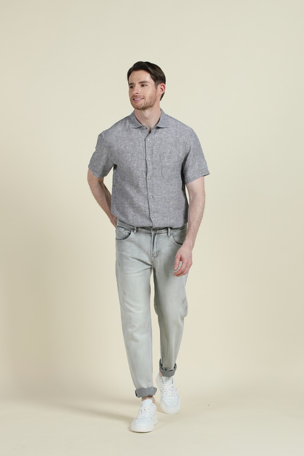 그레이 컬러의 라이트워시 데님 진 M-QJEAN07는 남성들을 위한 캐주얼 데님 팬츠입니다. 면, 폴리에스터, 스판덱스의 혼방으로 제작되어 부드러운 촉감과 뛰어난 착용감을 제공하며, 슬림핏과 레귤러핏으로 출시되어 다양한 스타일을 연출할 수 있습니다. 빈티지한 워싱과 디스트로이드 디테일, 5포켓 디자인이 특징이며, 스트레치 소재로 활동성을 높였습니다.
