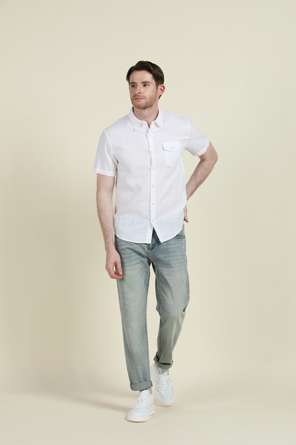 라이트블루 컬러의 남성용 데님 진으로, 캐주얼한 스타일을 연출하기에 좋습니다. 면, 폴리에스테르, 스판덱스의 혼방 소재로 제작되어 부드러운 촉감과 편안한 착용감을 제공하며, 은은한 워싱과 배색 자수 디테일이 돋보입니다. 레귤러핏과 스트레이트 핏으로 디자인되었으며, 5포켓 디자인과 간절기, 여름, 겨울 등 다양한 계절에 활용 가능한 실용적인 아이템입니다.
