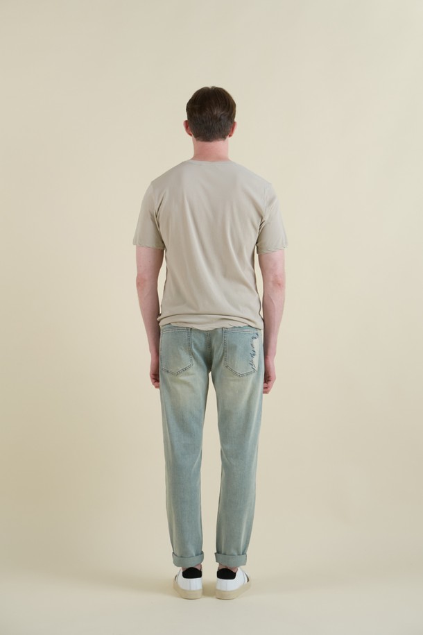 라이트블루 스티치 데님 진 M-QJEAN09는 남성을 위한 데일리 청바지입니다. 봄, 여름, 가을 계절에 적합하며, 캐주얼, 베이직 스타일을 연출할 수 있습니다. 레귤러 슬림 핏으로 제작되었으며, 부드러운 촉감이 특징입니다. 워싱과 스티치 패턴, 5포켓 디자인과 배색 스티치 디테일로 포인트를 더했습니다. 쇼핑룩, 카페룩과 같은 TPO, 캐주얼, 미니멀 스타일을 선호하는 분들께 추천합니다.
