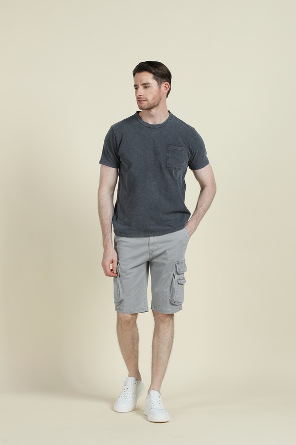 블루 가먼트 다이 코튼 포켓 데일리 티셔츠 F-HTEE63는 부드러운 촉감의 면 소재로 제작되어 편안한 착용감을 선사합니다. 빈티지한 무드를 더하는 후염 가공과 데일리룩에 활용하기 좋은 디자인, 그리고 실용적인 포켓 디테일이 특징입니다. 슬림, 레귤러, 오버핏으로 다양한 핏을 선택할 수 있으며, 블루, 카키, 차콜 세 가지 색상으로 출시되어 간절기, 여름, 겨울 등 계절에 구애받지 않고 폭넓게 활용할 수 있습니다.
