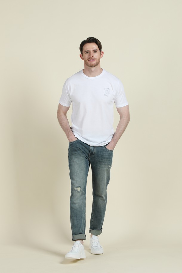 **디스트레스드 워싱 데님 진 M-QJEAN13**은 남성용 데님 진으로, 캐주얼한 스타일을 연출하기에 좋습니다. 부드러운 촉감의 면, 리오셀, 폴리에스터, 스판 혼방 소재에 은은한 워싱과 디스트레스드 디테일이 더해져 유니크한 디자인을 완성합니다. 슬림, 레귤러, 스트레이트 핏으로 다양한 체형에 맞춰 선택 가능하며, 5포켓 디자인으로 실용성을 더했습니다.
