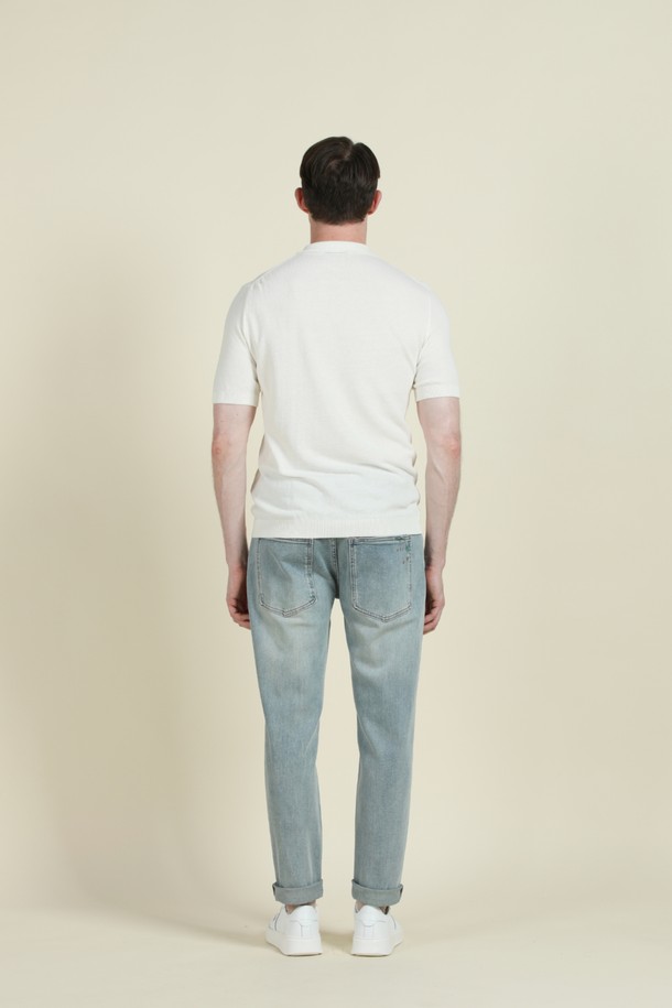 페인트 워싱 데님 진 M-QJEAN12는 남성용 데님 팬츠로, 캐주얼한 스타일을 연출하기 좋습니다. 부드러운 촉감과 신축성 좋은 면, 폴리에스터, 비스코스, 스판덱스 혼방 소재로 제작되어 편안한 착용감을 제공하며, 레귤러핏 또는 슬림핏으로 폭넓은 핏을 선택할 수 있습니다. 은은한 워싱과 페인트 디테일, 5포켓 디자인이 특징이며, 여름, 간절기, 겨울까지 활용 가능한 실용적인 아이템입니다.
