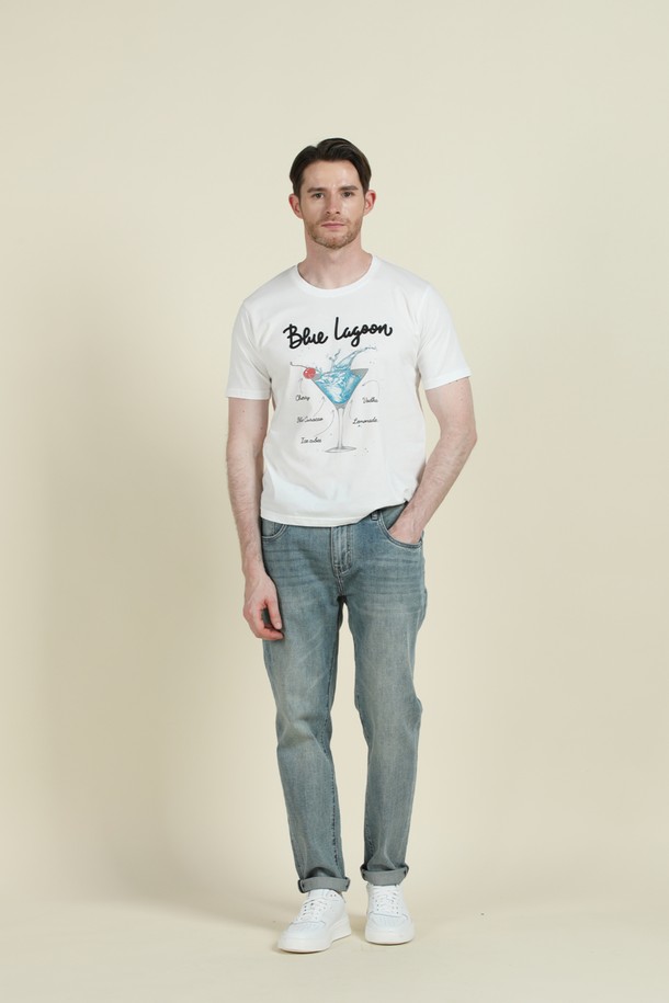 블루 라군 프린트 티셔츠 F-QTEE13은 시원한 화이트 컬러에 블루 라군 칵테일 그래픽 프린팅으로 포인트를 준 남성용 티셔츠입니다. 얇고 부드러운 면 소재로 제작되어 여름과 간절기에 쾌적하게 착용 가능하며, 슬림핏 라운드넥 디자인으로 캐주얼한 스타일을 연출합니다. 신축성이 좋아 편안한 착용감을 선사하며, 일상복으로 활용하기 좋습니다.
