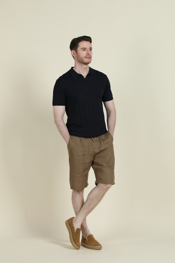 **드로우스트링 리넨 쇼츠 M-QCPT13**는 여름철 편안함과 스타일을 동시에 잡을 수 있는 남성용 반바지입니다. 블랙, 브라운, 차콜 세 가지 색상으로 출시되어 어떤 상의와도 쉽게 매치할 수 있습니다. 린넨 소재 특유의 자연스러운 촉감과 얇은 두께감으로 시원하게 착용 가능하며, 레귤러핏으로 편안한 착용감을 제공합니다. 드로우스트링과 하프 밴딩으로 허리 사이즈 조절이 용이하며, 앞뒤 포켓과 뒷주머니 봉제 제거 가능 디테일로 실용성을 더했습니다. 동네 마실룩, 휴가룩, 여행룩 등 다양한 상황에서 캐주얼하고 미니멀한 스타일을 연출해보세요.
