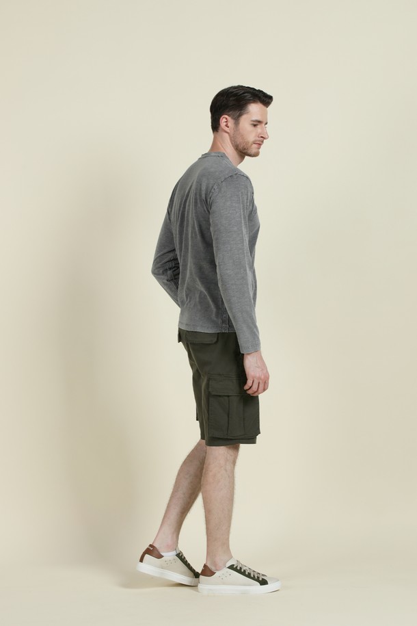워싱 처리된 면혼방 소재의 남성용 카고 반바지입니다. 부드러운 촉감의 면 98%, 스판덱스 2% 혼방으로 편안한 착용감을 제공하며, 캐주얼한 스타일로 일상에서 활용하기 좋습니다. 레귤러핏에 무릎 위 기장으로 시원하며, 카고 포켓 디자인으로 실용성을 더했습니다.
