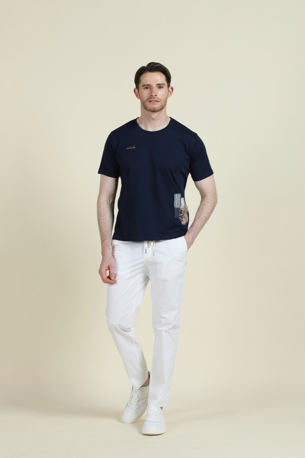 네이비 컬러의 코튼 소재로 제작된 남성용 코튼 패치워크 로고 티셔츠 F-QTEE14입니다. 부드러운 촉감과 신축성 있는 면 소재로 여름철 시원하고 편안하게 착용할 수 있으며, 슬림핏 라운드넥 디자인이 특징입니다. 다양한 하의와 매치하여 캐주얼하고 베이직한 스타일을 연출할 수 있습니다.
