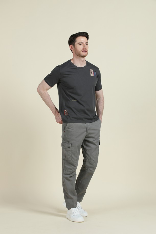 **코튼 패치워크 로고 티셔츠 F-QTEE15**

다채로운 패턴과 컬러의 패치워크 디테일이 돋보이는 코튼 티셔츠입니다. 부드러운 촉감의 면 소재로 제작되어 편안한 착용감을 선사합니다. 슬림핏 디자인과 라운드넥으로 깔끔하고 베이직한 스타일을 연출합니다. 데일리룩 및 간절기, 여름철에 활용하기 좋으며, 캐주얼, 미니멀, 클래식 무드를 모두 소화합니다. 동네 마실룩이나 여행룩으로 코디하기 좋습니다.
