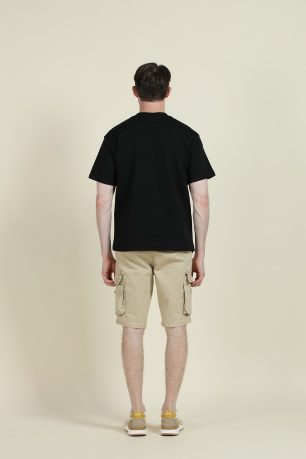 블랙과 화이트 색상으로 출시된 남성용 로고 반팔 티셔츠 M-QTEE22입니다. 비스코스, 폴리에스터, 스판 혼방 소재로 제작되어 부드러운 촉감과 얇은 두께감으로 여름, 간절기에 시원하게 착용하기 좋습니다. 여유 있는 오버핏 실루엣과 중간 신축성, 앞면 로고 자수 포인트가 돋보이는 베이직 캐주얼 스타일의 티셔츠입니다.
