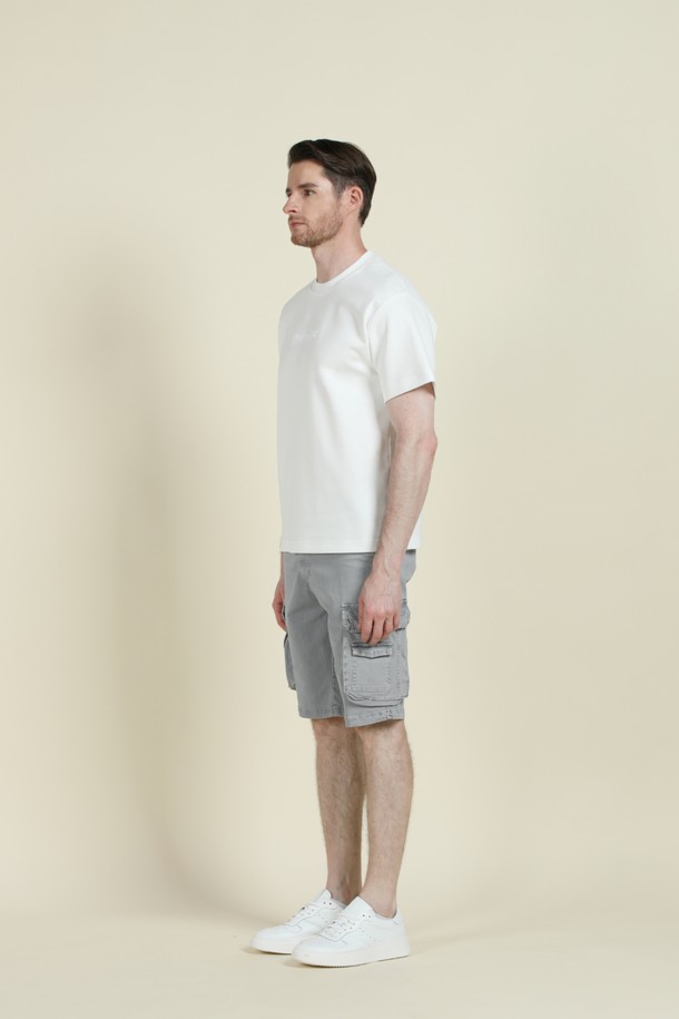 블랙과 화이트 색상으로 출시된 남성용 로고 반팔 티셔츠 M-QTEE22는 부드러운 촉감의 비스코스, 폴리에스터, 스판 혼방 소재로 제작되었습니다. 라운드넥 디자인에 앞면 로고 자수 포인트를 더했으며, 슬림핏, 레귤러핏, 오버핏까지 다양한 핏으로 출시되어 깔끔한 실루엣을 연출합니다. 여름과 간절기에 적합하며, 일상 및 캐주얼 스타일을 즐겨 입는 남성분들에게 추천하는 베이직한 반팔 티셔츠입니다.
