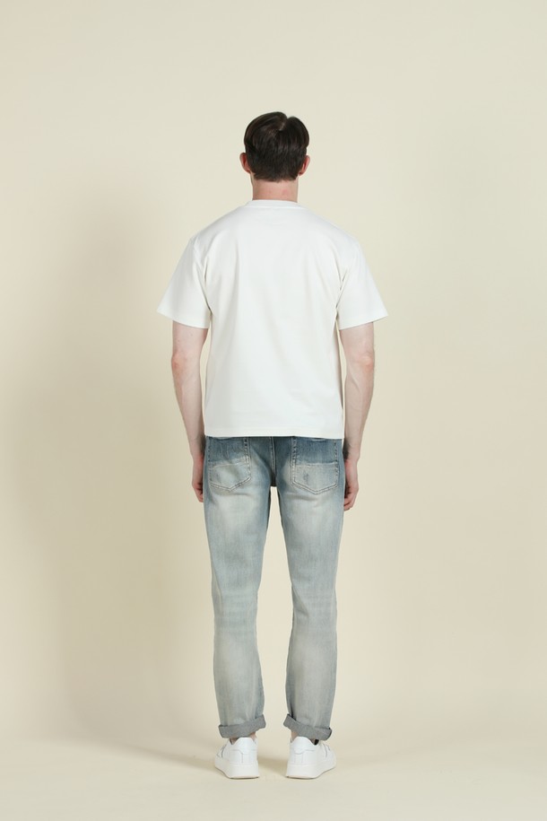 **로고 반팔 티셔츠 M-QTEE23**은 남성용 상의로, 부드러운 촉감과 쾌적한 착용감을 선사하는 반팔 티셔츠입니다. 화이트와 차콜 두 가지 색상으로 출시되었으며, 레귤러핏과 오버핏으로 편안하게 착용 가능합니다. 폴리에스터, 리오셀, 면, 스판 혼방 소재로 제작되어 신축성이 뛰어나 활동성이 좋고, 여름 및 간절기에 베이직하고 캐주얼한 스타일을 연출하기에 적합합니다.
