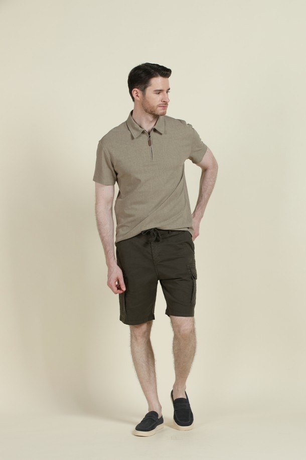 M-QCPT16 드로우스트링 카고 쇼츠는 여름철 캐주얼 스타일을 완성하는 남성용 반바지입니다. 베이지와 카키 두 가지 색상으로 출시되었으며, 면과 스판덱스 혼방 소재로 제작되어 부드러운 촉감과 편안한 착용감을 제공합니다. 레귤러핏으로 디자인되었으며, 허리 드로우스트링과 측면 카고 포켓, 뒷면 포켓 디테일이 특징입니다.
