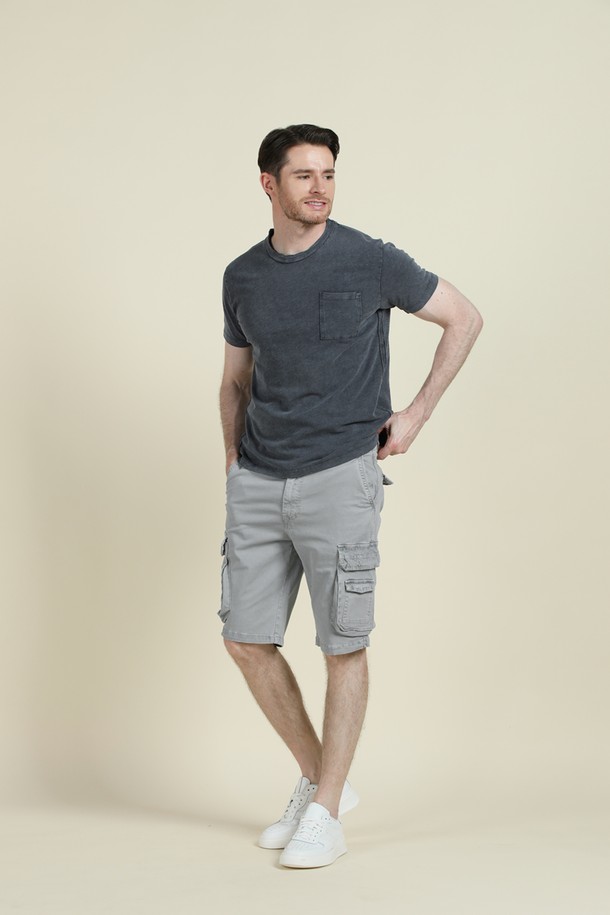 워시드 면혼방 카고 쇼츠 M-QCPT24는 여름철 시원하게 즐길 수 있는 남성용 카고 쇼츠입니다. 부드러운 면과 스판덱스 혼방 소재로 편안한 착용감을 제공하며, 레귤러핏으로 제작되어 활동성을 높였습니다. 워싱 가공된 무지 디자인에 카고 포켓과 허벅지 부분의 작은 포켓 디테일을 더해 빈티지하면서도 캐주얼한 스타일을 연출합니다.
