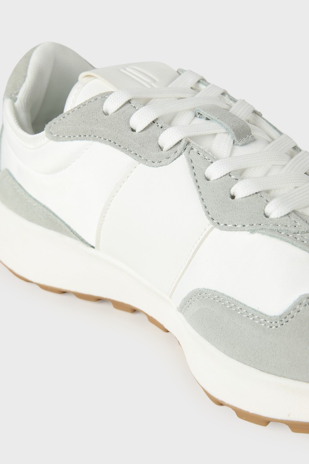 스웨이드 레더 스니커즈 M-QFO11은 라이트 그레이 컬러의 남성용 스니커즈입니다. 사계절 내내 활용 가능한 데일리 슈즈로, 견고한 구조감과 부드러운 스웨이드 가죽 소재로 편안한 착용감을 선사합니다. 3.5cm 굽 높이와 입체적인 러버 아웃솔 디자인이 특징이며, 측면에 배색 디테일을 더해 캐주얼하면서도 트렌디한 실루엣을 연출합니다. 동네 마실룩이나 산책룩에 매치하여 미니멀, 클래식 스타일을 완성해 보세요.
