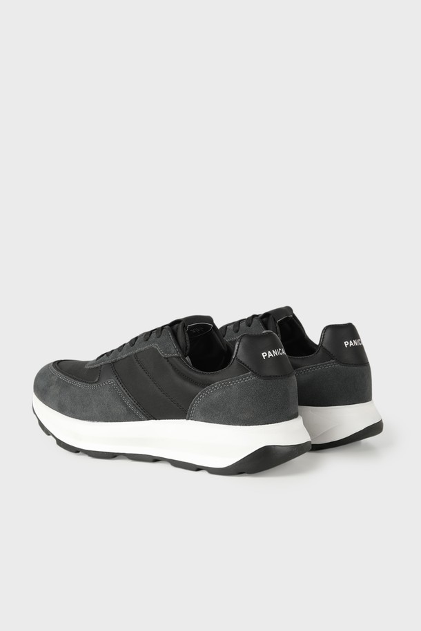 스웨이드 레더 스니커즈 M-QFO09는 남성을 위한 스니커즈로, 일상 및 캐주얼 스타일 모두에 적합합니다. 블랙 컬러의 라운드 앞코 디자인으로, 유연한 착용감과 고급스러운 스웨이드 가죽의 질감을 느낄 수 있습니다. 플랫 굽에 로고 패턴이 돋보이며 끈으로 여미는 방식입니다. 데이트룩, 쇼핑룩 등 다양한 TPO에, 캐주얼, 미니멀, 클래식 스타일을 연출하기 좋습니다. 견고한 고무 아웃솔과 세련된 디자인이 특징입니다.
