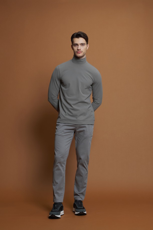 "드로우스트링 면혼방 트윌 팬츠 M-QCPT23"는 남성용 트윌 팬츠입니다. 부드러운 촉감의 면과 스판덱스 혼방 소재로 제작되어 편안한 착용감을 제공하며, 레귤러핏과 슬림핏 두 가지 핏으로 출시되었습니다. 그레이와 베이지 색상으로 구성되어 있어 다양한 상의와 매치하기 용이하며, 캐주얼한 스타일을 연출하기 좋습니다. 드로우스트링 허리 밴딩과 5포켓 디테일로 실용성을 더했으며, 여름, 간절기, 겨울까지 착용 가능한 활용도 높은 아이템입니다. 데이트룩, 겨울 데일리룩 등 다양한 TPO에 활용할 수 있으며, 캐주얼, 미니멀, 클래식 스타일을 즐기는 분들께 추천합니다.
