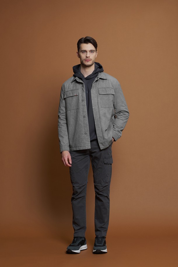 M-QCPT21 드로우스트링 카고 팬츠는 부드러운 촉감의 면과 스판덱스 혼방 소재로 제작되어 편안한 착용감을 선사합니다. 허리 드로우스트링으로 사이즈 조절이 가능하며, 워싱 처리된 차콜 그레이 컬러와 절개 디테일이 빈티지하면서도 캐주얼한 스타일을 연출합니다. 레귤러핏과 슬림핏 두 가지 핏으로 출시되어, 데일리룩은 물론 여행룩과 캠핑룩에도 활용하기 좋습니다. 간절기, 여름, 겨울까지 폭넓게 착용 가능하며, 미니멀, 워크웨어 스타일을 즐기는 분들께 추천합니다.
