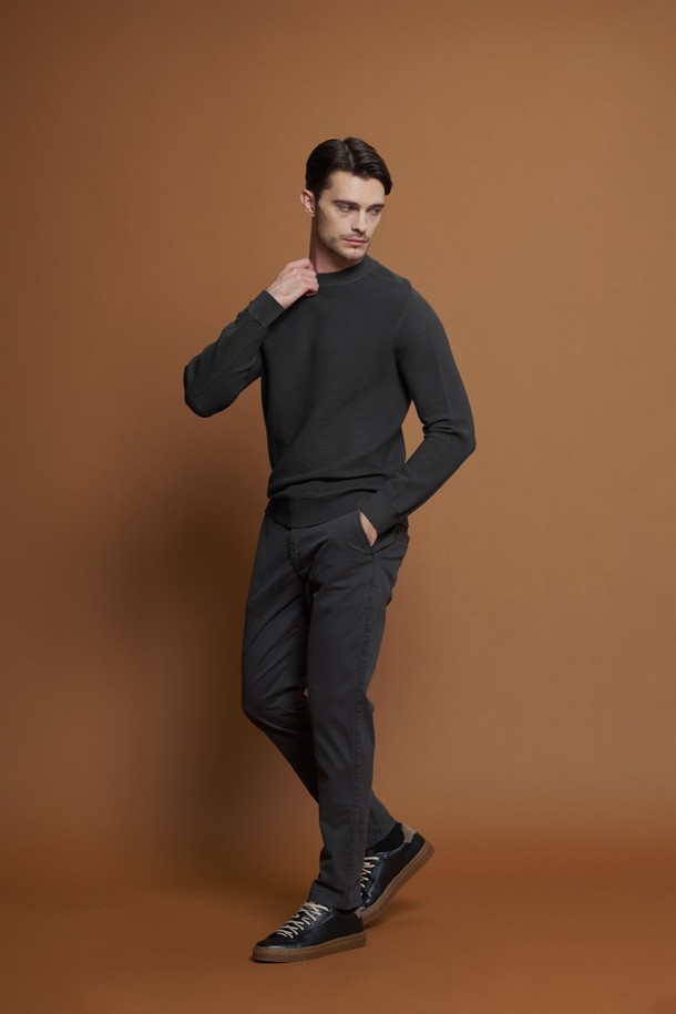 차콜과 네이비 두 가지 색상으로 만나볼 수 있는 스트라이프 밴딩 팬츠 M-QCPT17 입니다. 면과 스판 혼방 소재로 제작되어 부드러운 촉감과 편안한 착용감을 선사하며, 레귤러 슬림핏으로 깔끔한 핏을 연출합니다. 드로우스트링 허리 밴딩과 사이즈 조절 가능한 디자인으로 활동성을 높였으며, 캐주얼한 데일리룩, 동네 마실룩, 여행룩 등 다양한 TPO에 활용하기 좋습니다. 스트라이프 패턴과 포켓 디테일이 돋보이며, 간절기, 여름, 겨울 시즌에 두루 활용할 수 있어 실용적입니다.
