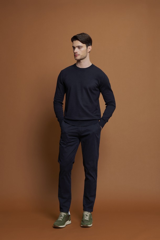 차분한 분위기의 "스트라이프 밴딩 팬츠 M-QCPT17"는 데일리 캐주얼룩을 위한 최적의 선택입니다. 부드러운 면과 스판 혼방 소재로 제작되어 편안한 착용감을 선사하며, 허리 밴딩과 드로우스트링으로 사이즈 조절이 용이합니다. 레귤러 슬림핏으로 제작되어 깔끔한 실루엣을 연출하며, 차콜과 네이비 두 가지 컬러로 만나보실 수 있습니다. 집콕룩, 산책룩 등 다양한 TPO에 활용하기 좋으며, 캐주얼, 미니멀, 클래식 스타일을 즐겨 입는 분들께 추천합니다.
