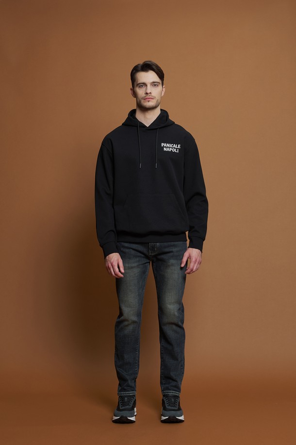 레귤러핏 로고 후드 티셔츠 M-QTEE51은 남성용 후드 티셔츠입니다. 부드러운 촉감의 면, 폴리에스터 혼방 소재로 제작되었으며, 간절기에 착용하기 좋습니다. 블랙 컬러에 가슴 로고 자수 디테일이 돋보이며, 캐주얼 및 베이직 스타일을 연출하기 용이합니다. 일상생활과 여행 시 편안하게 착용할 수 있으며, 후드 조임끈과 앞면 포켓으로 실용성을 더했습니다. 레귤러핏으로 편안한 착용감을 선사합니다.
