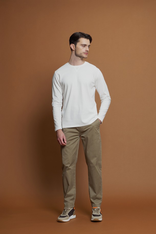 레귤러슬림핏 코튼 팬츠 M-QCPT50는 남성용 코튼 팬츠입니다. 차콜, 블랙, 그레이 베이지, 카키 4가지 색상으로 출시되어 데일리룩에 활용하기 좋습니다. 면과 스판덱스 혼방 소재로 제작되어 부드러운 촉감과 편안한 착용감을 제공하며, 신축성이 있어 활동성을 높였습니다. 레귤러핏과 슬림핏 두 가지 핏으로 출시되었으며, 무지 디자인에 뒷면 로고 패치와 앞뒤 포켓으로 실용성을 더했습니다. 동네 마실룩, 출근룩 등 캐주얼, 미니멀, 클래식 스타일을 연출하기에 적합합니다.
