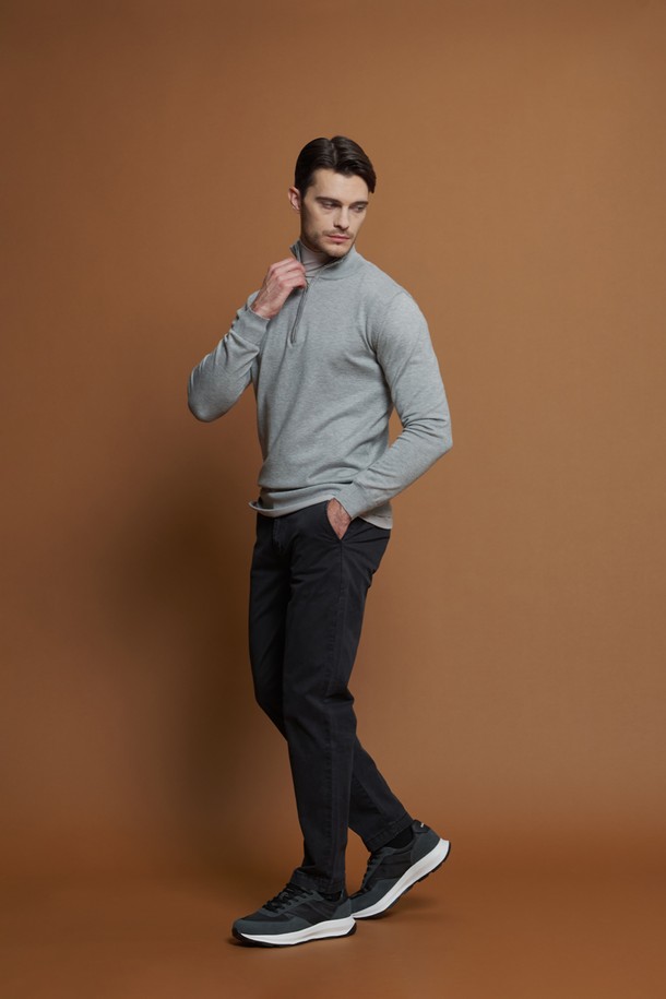 레귤러슬림핏 코튼 팬츠 M-QCPT50은 남성용 코튼 팬츠입니다. 차콜, 블랙, 그레이 베이지, 카키 4가지 색상으로 출시되어 데일리룩, 출근룩, 비즈니스 캐주얼 등 다양한 TPO에 활용하기 좋습니다. 면과 스판덱스 혼방 소재로 제작되어 사계절 내내 편안하게 착용 가능하며, 레귤러핏과 슬림핏의 중간인 레귤러슬림핏으로 제작되어 캐주얼, 미니멀, 클래식 스타일을 연출하기 좋습니다. 무지 디자인에 뒷면 로고 패치와 앞뒤 포켓 구성으로 실용성을 더했습니다. 신축성이 있어 활동성이 뛰어나며, 밴딩 없이 깔끔한 핏을 연출합니다.
