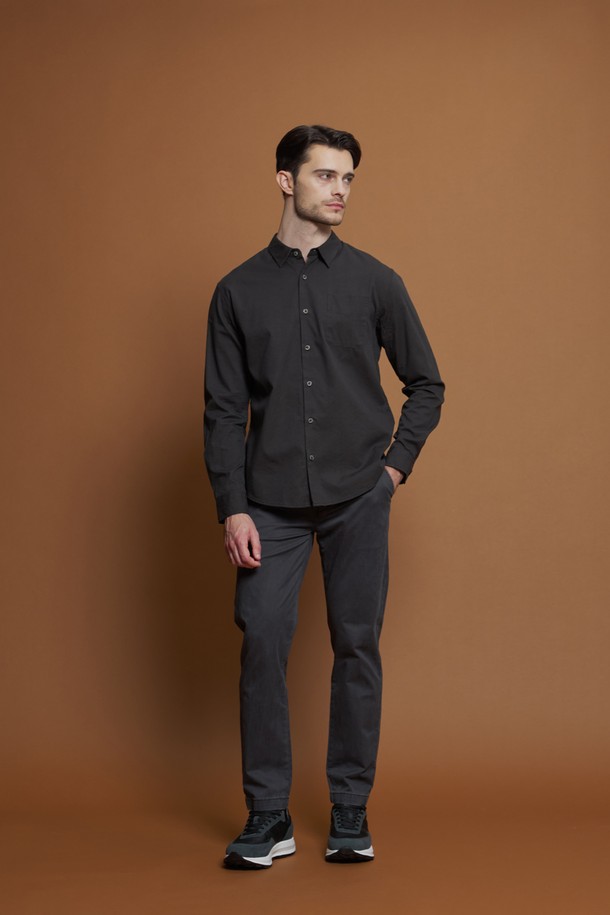 레귤러슬림핏 코튼 팬츠 M-QCPT50은 남성용 코튼 팬츠로, 차콜, 블랙, 그레이 베이지, 카키 등 4가지 다채로운 색상으로 출시되었습니다. 데일리룩은 물론 출근룩과 비즈니스 캐주얼에도 활용하기 좋은 베이직하고 캐주얼한 스타일의 긴 바지입니다. 면과 스판덱스 혼방 소재로 제작되어 부드러운 촉감과 신축성을 제공하며, 레귤러핏과 슬림핏을 함께 즐길 수 있습니다. 뒷면 로고 패치와 앞뒤 포켓 구성은 물론, 뒷주머니 봉제 제거가 가능하여 편안함과 실용성을 더했습니다.
