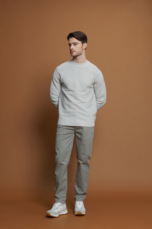 레귤러슬림핏 코튼 팬츠 M-QCPT50는 남성용 코튼 팬츠입니다. 차콜, 블랙, 그레이 베이지, 카키 등 4가지 색상으로 출시되어 데일리룩과 캐주얼룩에 모두 활용 가능합니다. 면과 스판덱스 혼방으로 제작되어 사계절 내내 편안하게 착용할 수 있으며, 레귤러핏과 슬림핏의 중간인 레귤러슬림핏으로 제작되어 다리가 길어 보이는 효과를 줍니다. 뒷면 로고 패치와 앞뒤 포켓 구성, 뒷주머니 봉제 제거 가능 등 디테일한 부분까지 신경 썼습니다. 출근룩, 모임룩 등 다양한 TPO에 맞춰 캐주얼, 미니멀, 클래식 스타일을 연출해보세요.
