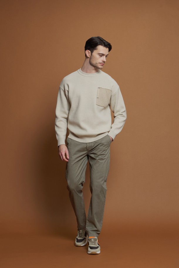 레귤러 슬림 핏 코튼 팬츠 M-QCPT50은 남성용 코튼 팬츠입니다. 차콜, 블랙, 그레이 베이지, 카키 4가지 색상으로 출시되었으며, 데일리 및 캐주얼 스타일링에 적합합니다. 봄, 가을, 겨울 간절기까지 폭넓게 활용 가능하며, 면과 스판덱스 혼방 소재로 부드러운 촉감을 선사합니다. 슬림 핏과 레귤러 핏, 스트레이트 핏으로 출시되어 원하는 핏을 선택할 수 있으며, 뒷면 로고 패치와 앞, 뒤 포켓으로 실용성을 더했습니다. 출근룩으로도 손색없는 미니멀하고 클래식한 디자인의 코튼 팬츠입니다.
