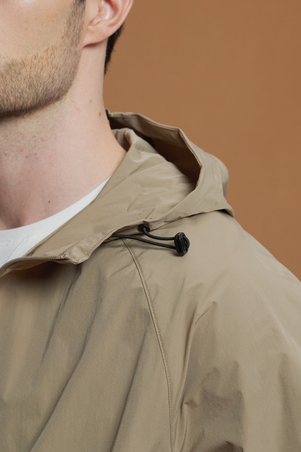 가볍고 편안한 착용감의 남성용 라이트 후드 윈드브레이커 M-QCJP63입니다. 베이지, 블랙, 그레이 3가지 색상으로 출시되어 일상 및 우천 시에도 활용도가 높습니다. 봄, 가을 간절기에 적합하며, 방수 기능성 원단과 후드 디자인으로 실용성을 더했습니다. 슬림핏과 레귤러핏으로 출시되어 취향에 맞게 선택 가능하며, 소매 로고 디테일과 후드 및 밑단 조임끈이 스포티하면서도 캐주얼한 스타일을 연출합니다. 가볍고 경량 소재로 제작되어 동네 마실룩, 여행룩, 산책룩 등 다양한 TPO에 매치하기 좋습니다.
