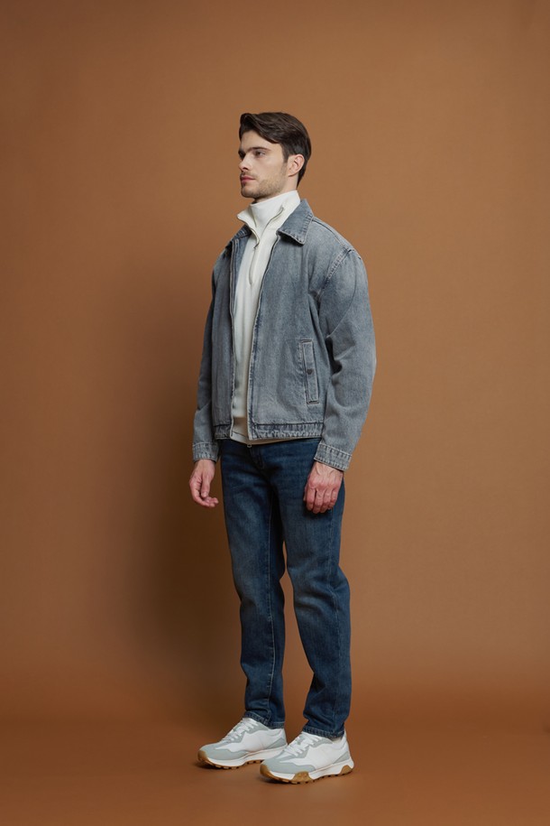 M-QCJP05 레귤러핏 워시드 데님 재킷은 캐주얼, 미니멀, 클래식 스타일을 추구하는 남성을 위한 아이템입니다. 부드러운 촉감의 면, 레이온, 스판 혼방 소재로 제작되었으며, 은은한 워싱 처리와 뒷면 자수 로고가 특징입니다. 간절기와 여름, 겨울까지 폭넓게 활용 가능하며, 데이트룩과 여행룩에 잘 어울립니다. 레귤러핏으로 편안하게 착용할 수 있으며, 사이드 포켓이 실용성을 더합니다. 집업 스타일로 간편하게 스타일 연출이 가능한 데님 재킷입니다.
