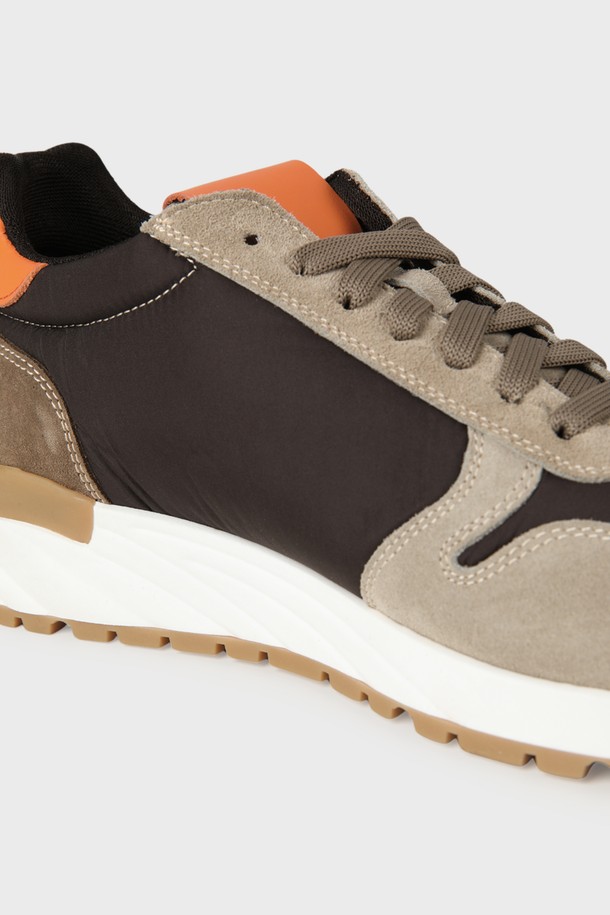 **나파 레더 스니커즈 F-QFO07**은 남성용 스니커즈로, 브라운 컬러와 라운드 앞코 디자인이 특징입니다. 스웨이드, 나파가죽, 캔버스를 주요 소재로 사용하여 고급스러움과 편안함을 모두 갖췄습니다. 굽 높이는 3.5cm이며, 컬러 블록 패턴과 레이스업 스타일, 로우탑 디자인으로 클래식, 캐주얼, 미니멀 스타일을 연출하기 좋습니다. 앞코와 뒷축에 스웨이드 소재를 사용하고, 견고한 고무 아웃솔과 뛰어난 착용감을 제공하며, 로고 디테일로 포인트를 더했습니다. 데이트룩, 카페룩에 잘 어울리는 아이템입니다.
